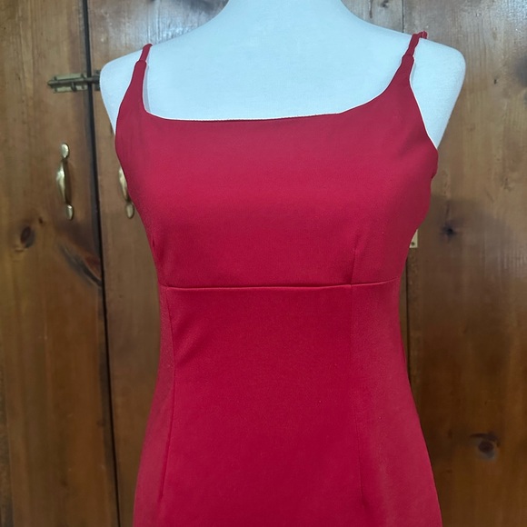 Elegant Red Sleeveless Dress - Picture 3 of 6